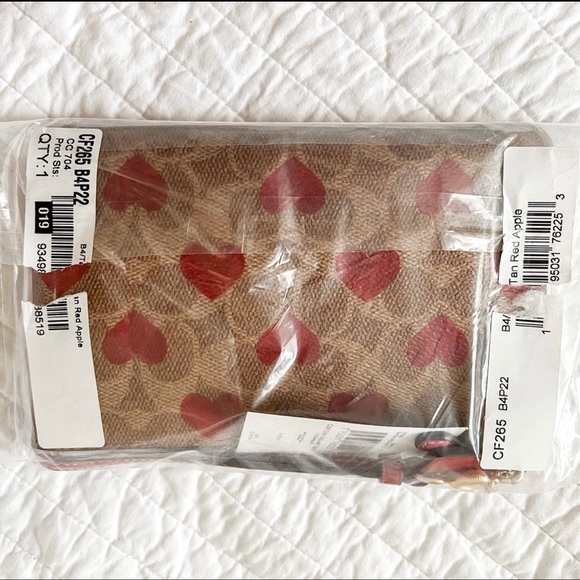 NWT Coach Signature Heart Wristlet - Picture 5 of 5